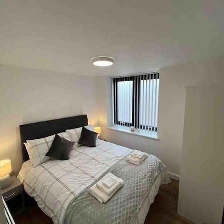 Newly Built 2 Bed Flat In The Heart Of Leek Apartment Bagian luar foto