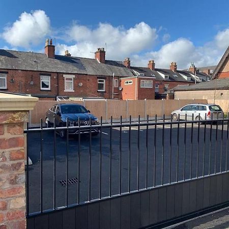 Newly Built 2 Bed Flat In The Heart Of Leek Apartment Bagian luar foto