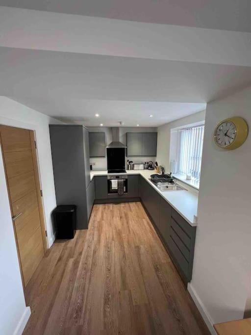 Newly Built 2 Bed Flat In The Heart Of Leek Apartment Bagian luar foto