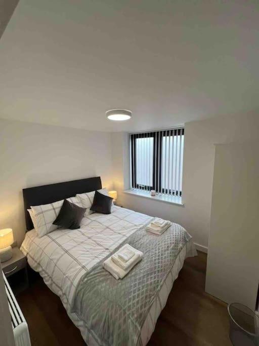 Newly Built 2 Bed Flat In The Heart Of Leek Apartment Bagian luar foto