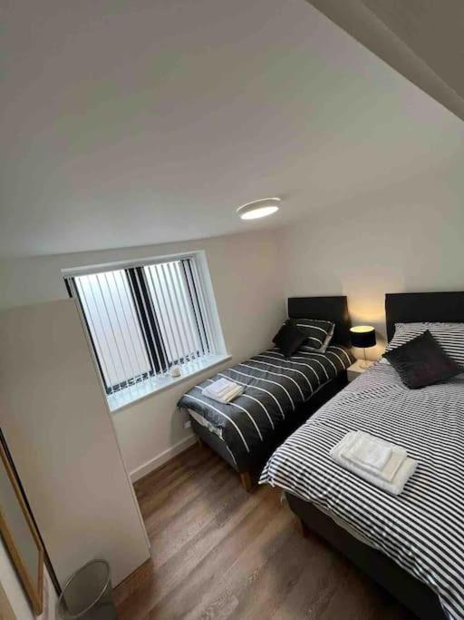 Newly Built 2 Bed Flat In The Heart Of Leek Apartment Bagian luar foto
