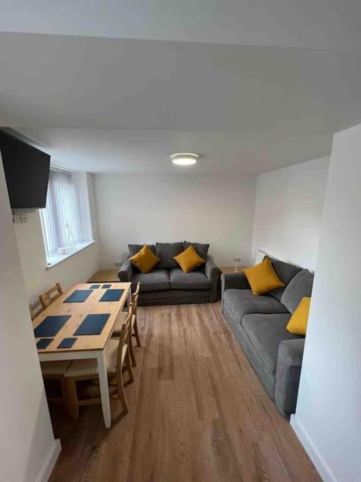 Newly Built 2 Bed Flat In The Heart Of Leek Apartment Bagian luar foto